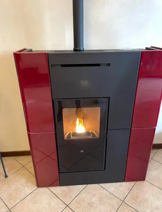 stufa pellet accesa