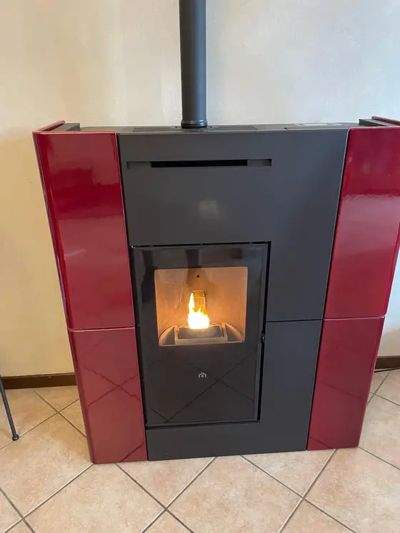 stufa pellet accesa